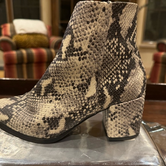 Madden Girl Snake Boots 6.5M - Picture 12 of 16